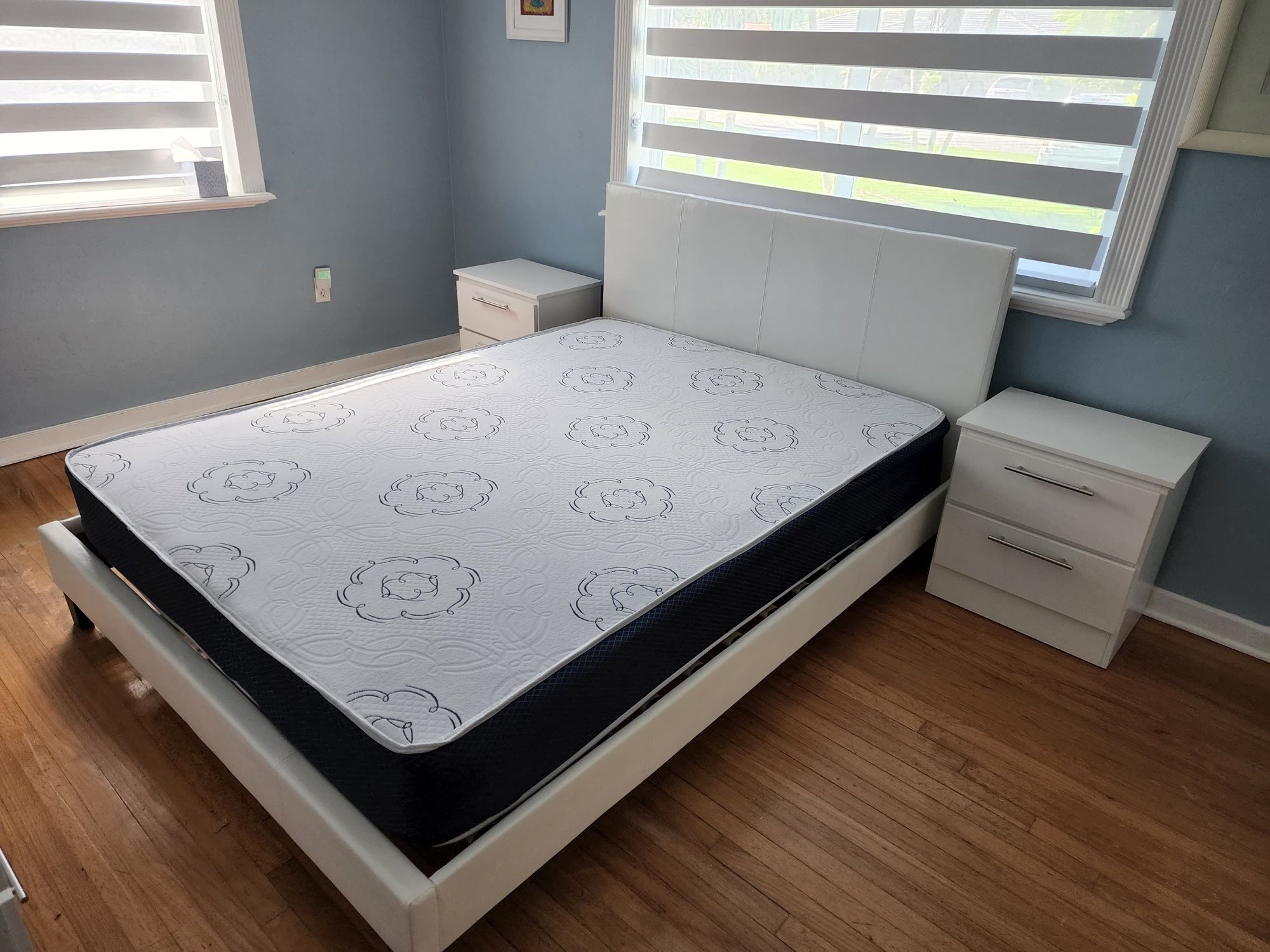 ✨QUEEN BED WITH MATTRESS AND NIGHTSTANDS