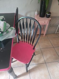 Black/ pink table wirh 3 chairs
