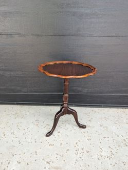 Vintage Small Mahogany Pie Crust Tilt-Top Pedestal Table