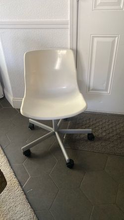 White desk chair great condition!