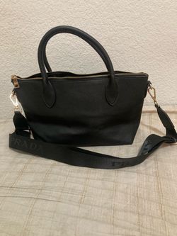 black crossbody / handbag