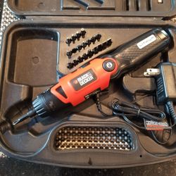 BLACK & DECKER CORDLESS SCREWDRIVER & CASE.