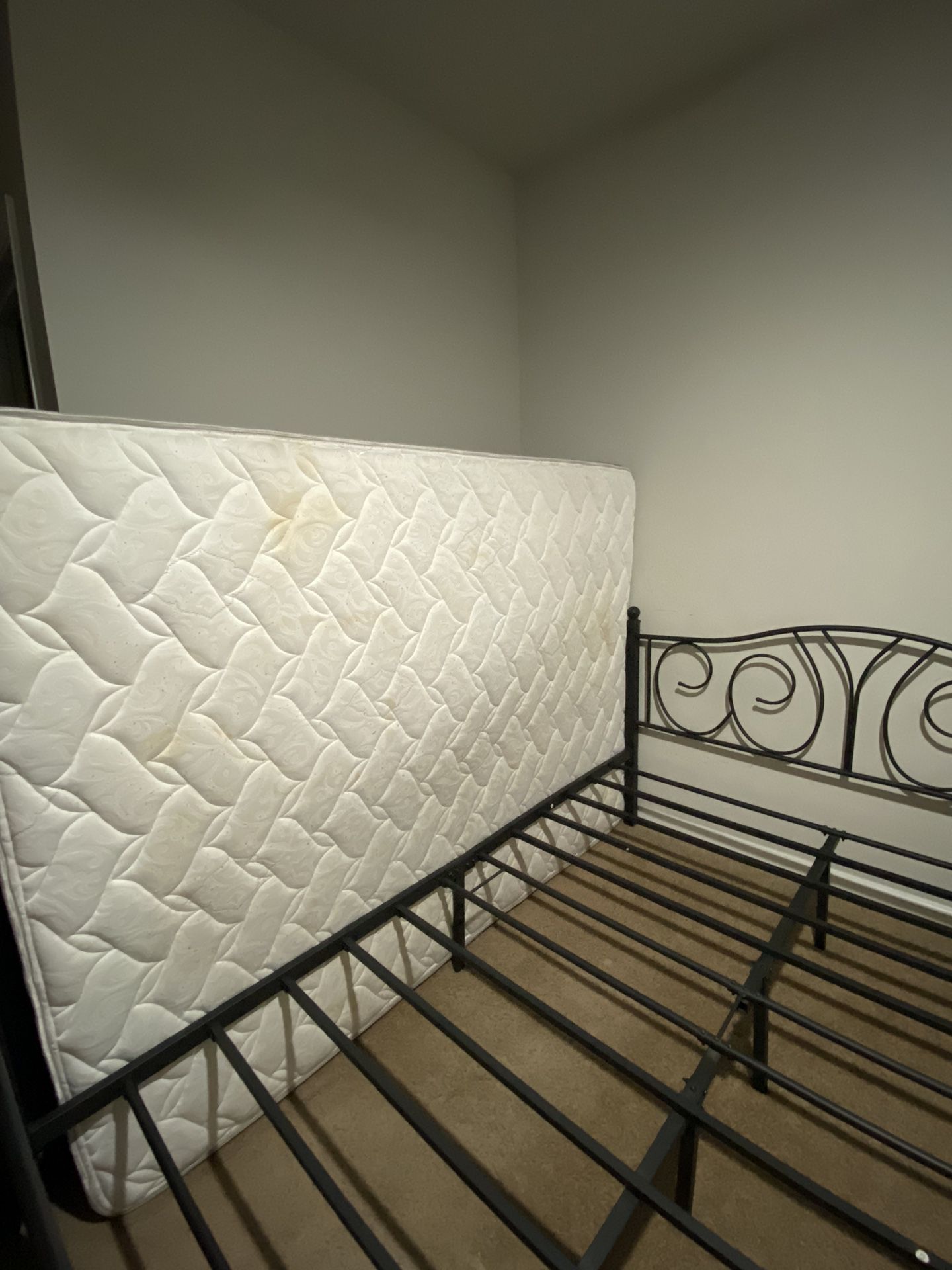 Queen Mattress Set (mattress + Metal Bed)
