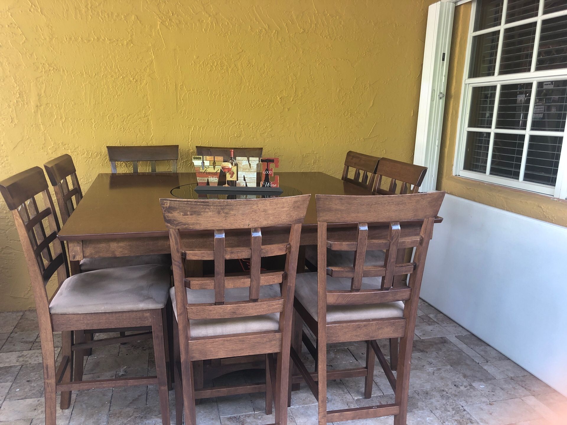 Mesa con 8 sillas.centro da vueltas en redondo para servir