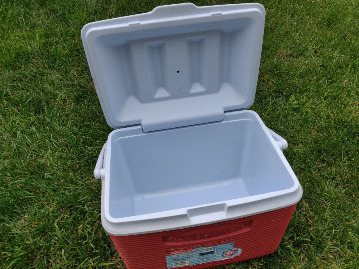 Rubbermaid 24Qt cooler/ice chest