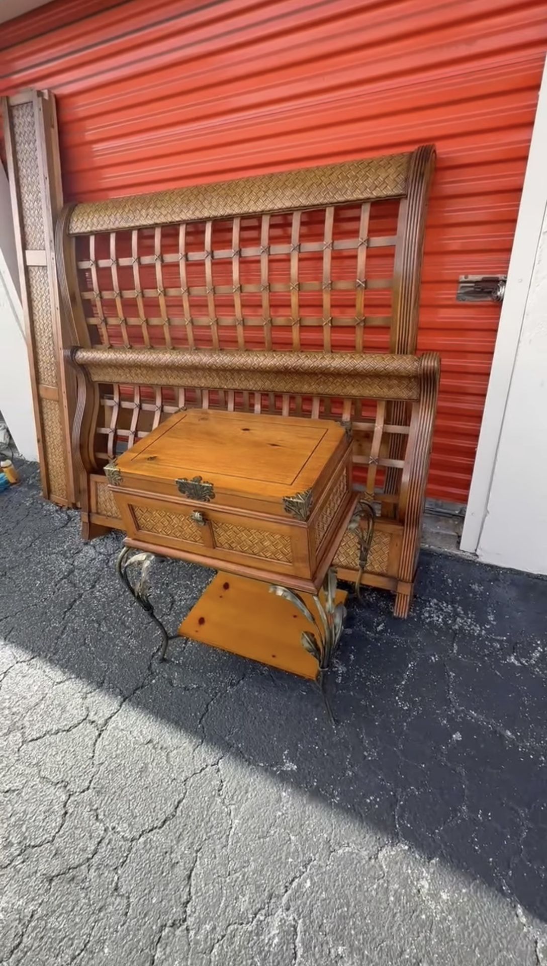 Queen Size Bedroom set ( Deliver Available)