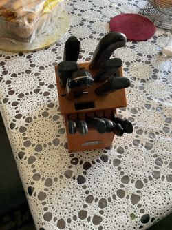 12 pieces of kitchen knives and wood holder in great condition
