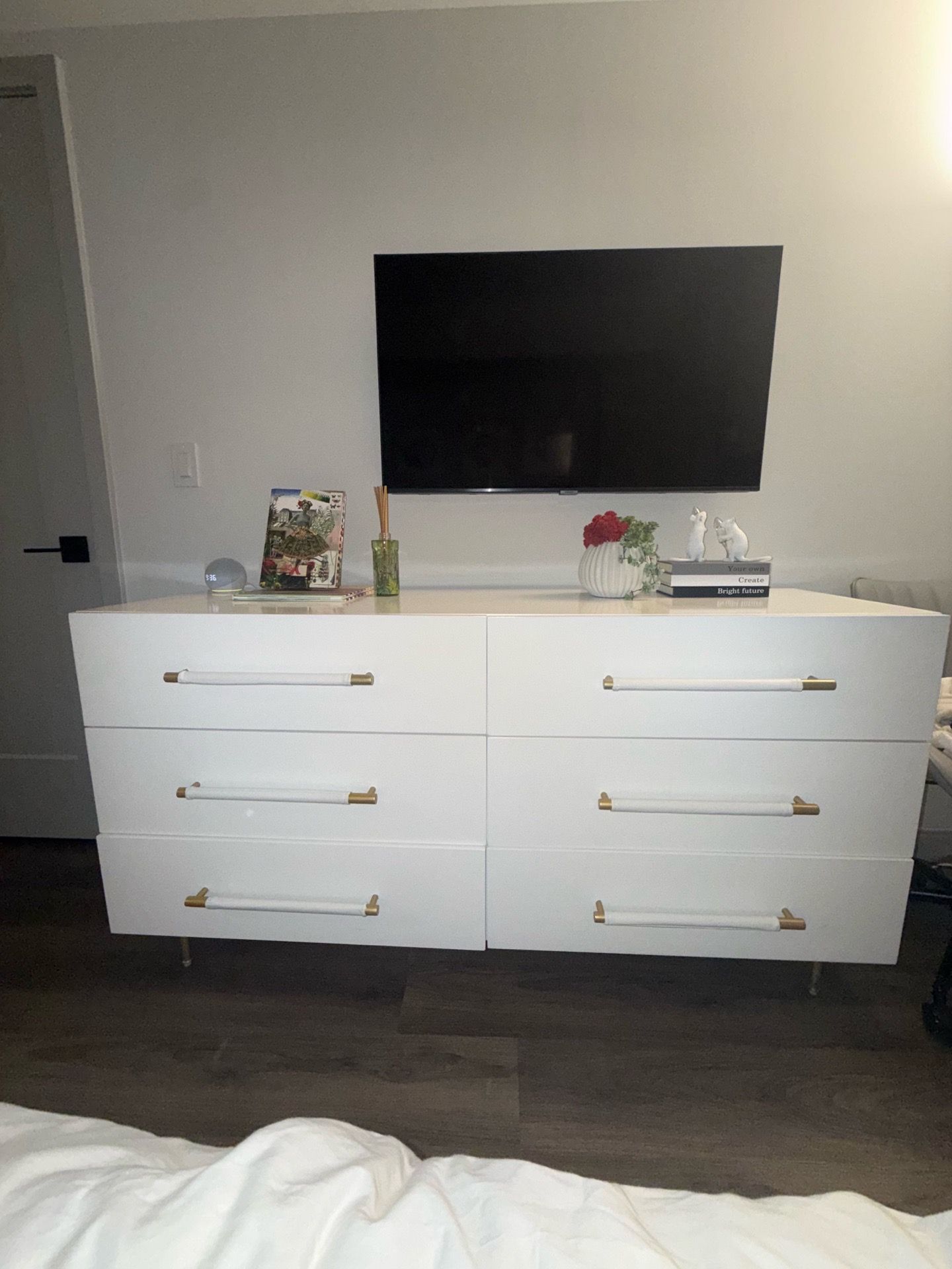 White/Gold Dresser