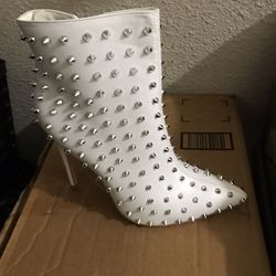 Women’s Shoes Size 8 1/2 Color White 