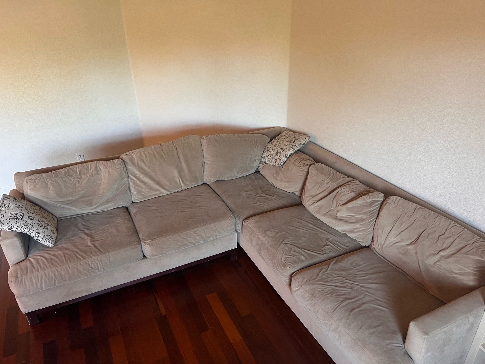 Free Sectional Couch โ Pet Free, Smoke Free Home