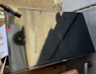 Samsung 43’ LCD -Great Picture, WiFi Does not Work unless Cord ran to it