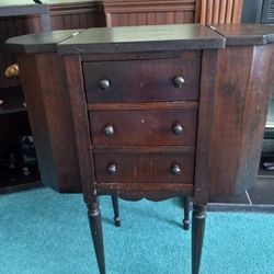 Vintage Martha Washington Sewing Table in great condition 