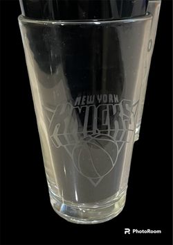 New York Knicks Etched Glass Beer Cup. 