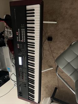 Yamaha MoxF8 Keyboard with Sustain Pedal and Case
