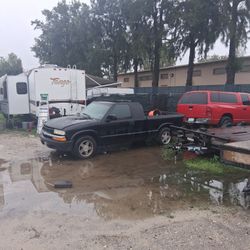 Chevys10 body for sale (cracked motor)