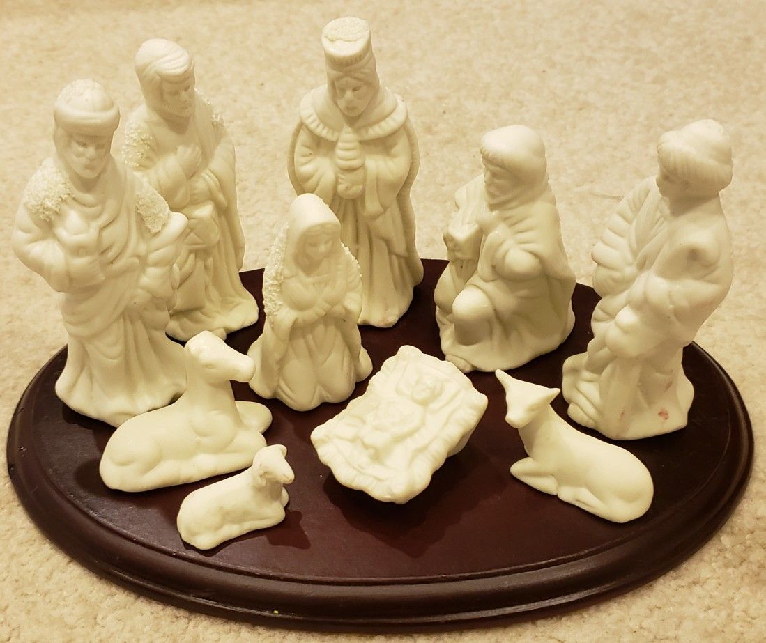 11 pc nativity with wood base 9x6x5 inch