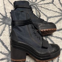 Woman’s converse boots new size 7
