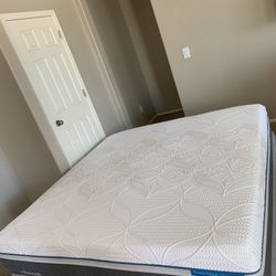 KING SEALY POSTUREPEDIC MATTRESS AND FREE BOX SPRINGS 