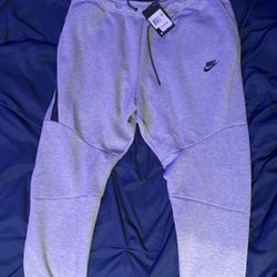 2x Nike Tech Fleece Pants
