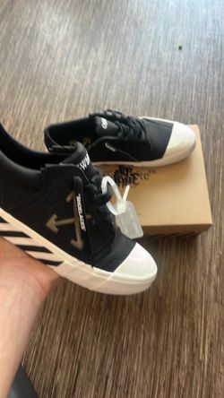 Black off white vulvic