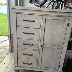 Dresser 