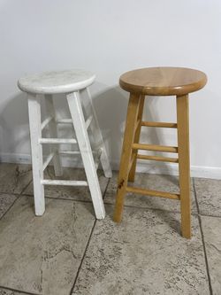 Taburetes clásicos de asiento redondo de 24 pulgadas de alto. Madera