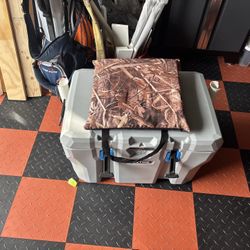 Lifetime Cooler With Rod Holders/seat Cushion