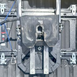 Auto slider 5th wheel outlet hitch for ram puck system