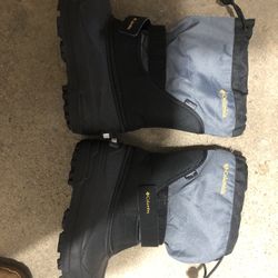 Youth Size 2 Columbia snow boots 