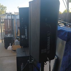 Pair Of Hi Frequency Powered Yamaha Speakers SL7 In Good Condition Plus Stands