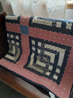 PRETTY HAND CRAFTED QUILT/FULL/QUEEN