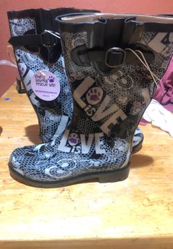 Women’s rain boots size 7