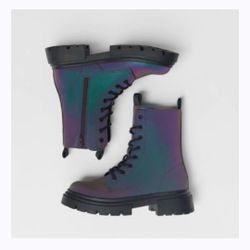 Zara Kids Lilac Iridescent Ankle Boots
Size 1