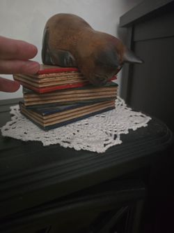 2 wooden cats