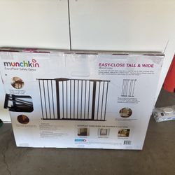 Munchkin Child Safety Gate 29.5-51.5 Wide
