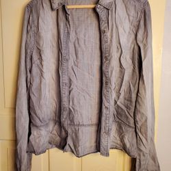 Cloth & Stone Shirt Button Up Gray Peplum Hem Long Sleeve Collared Tencel Medium
The Cloth & Stone Shirt in Gray features a peplum hem, long sleeves, 