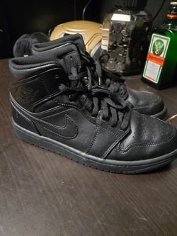 Air Jordan 1 Mid Triple Black