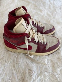 Air Jordan 1 Mid SE Women's Burgundy