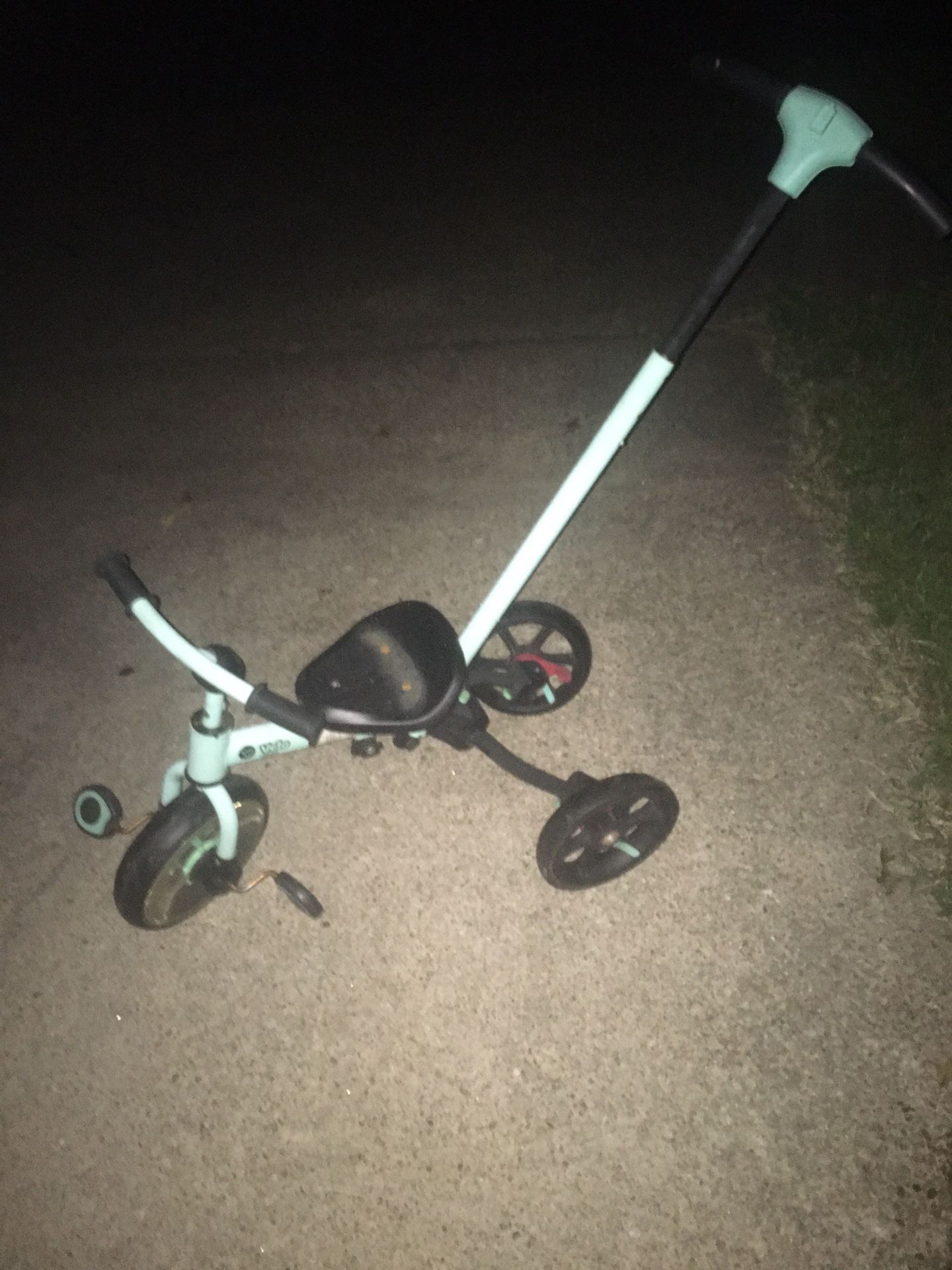 Lnew Toddlers tricycle with a dirt steering handle very nice only $35