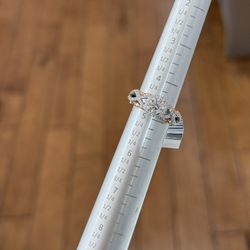 Two Tone Round Queen Wedding Ring 