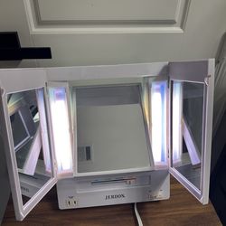 JERDON Tri-Fold Two-Sided Makeup Mirror with Lights - Vanity Mirror with 5X-1X Magnification & Multiple Light Settings - White - Model JGL9W