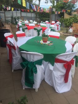 Todo para tu cumpleaños Decoracion mesas redondas sillas manteles cubre sillas y flores centro mesas