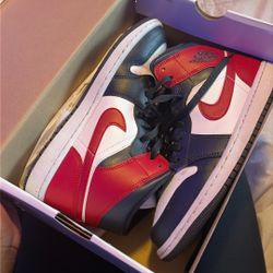 white black and red Jordan 1’s size 9.5