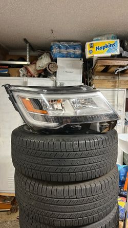 Right (passenger) Ford Explorer Headlight