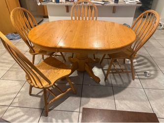 Table with 4 chairs