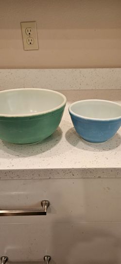 Vintage Pyrex Mixing Bowls Set of 2