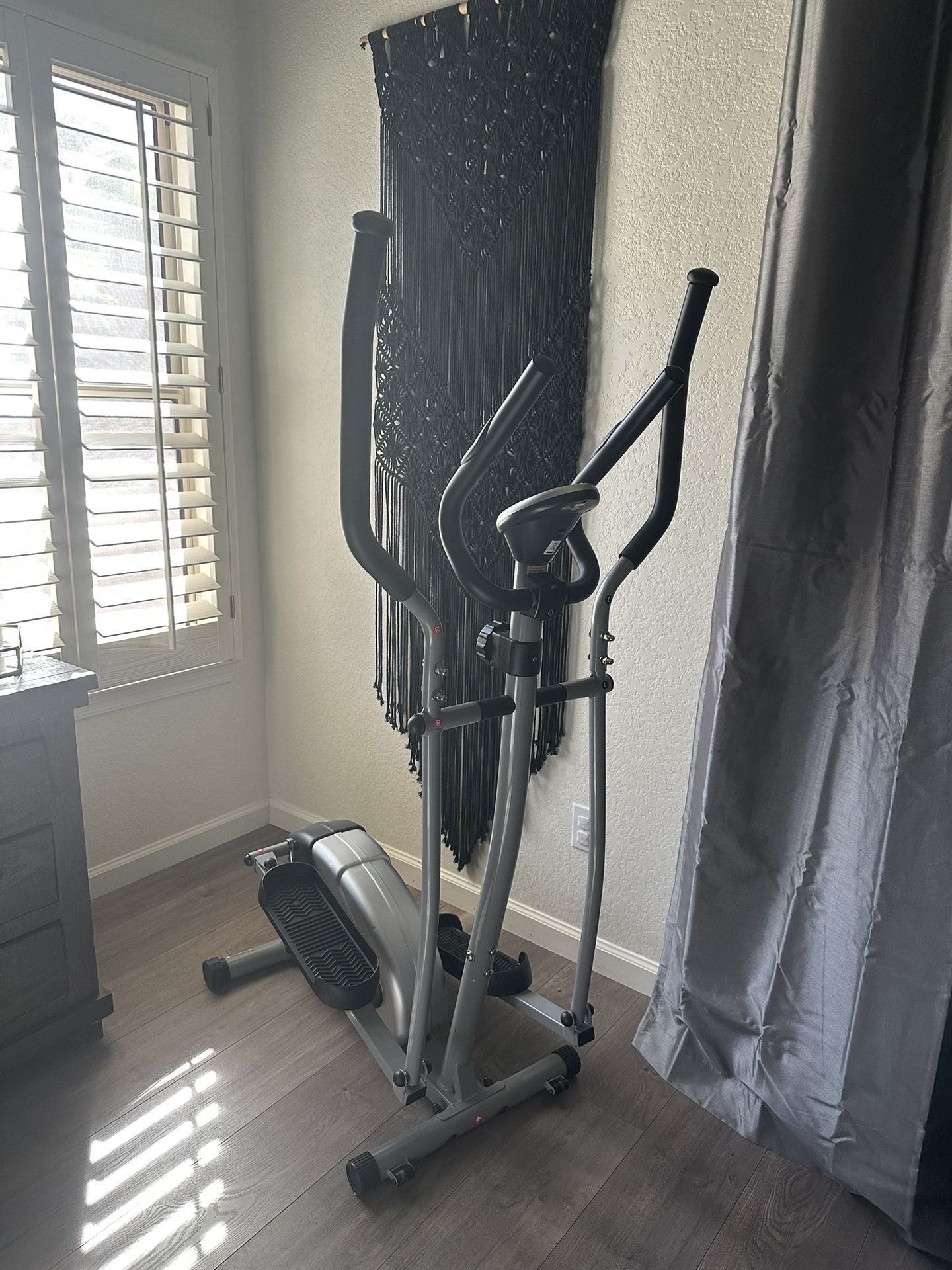 Sunny Health & Fitness SF-E905 Elliptical