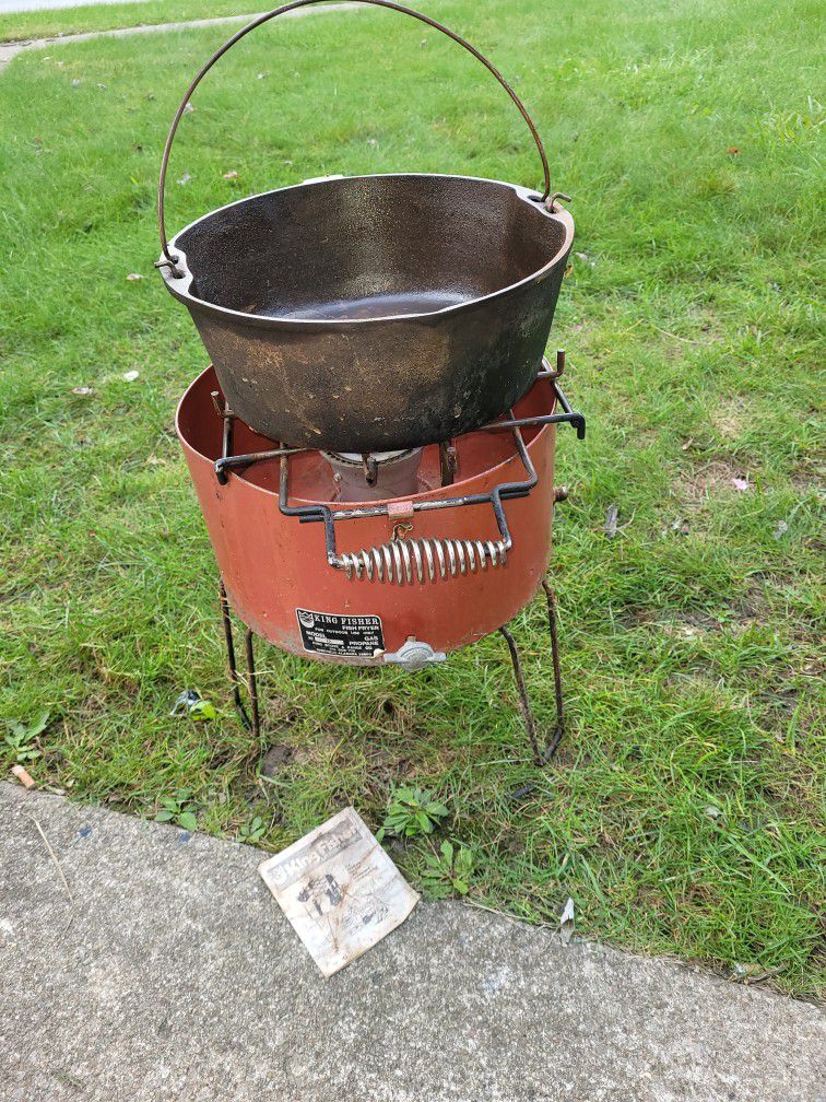 vintage" king fisher " fish fryer. with cast iron pot excellent Working Condition!!!!$65