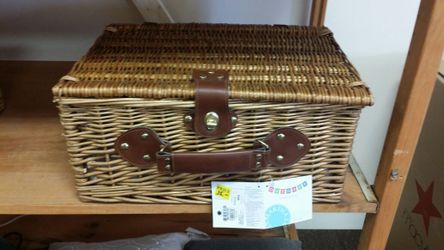 Picnic basket for 4... Retails 134.00