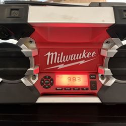 MILWAUKEE WORKSITE RADIO/BATTERY CHARGER